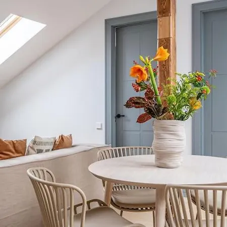 Bright Designer Mansard In City Centre Apartment *