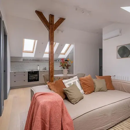 Apartment Bright Designer Mansard In City Centre Riga
