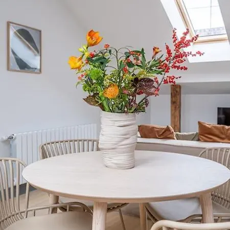 Apartment Bright Designer Mansard In City Centre Riga